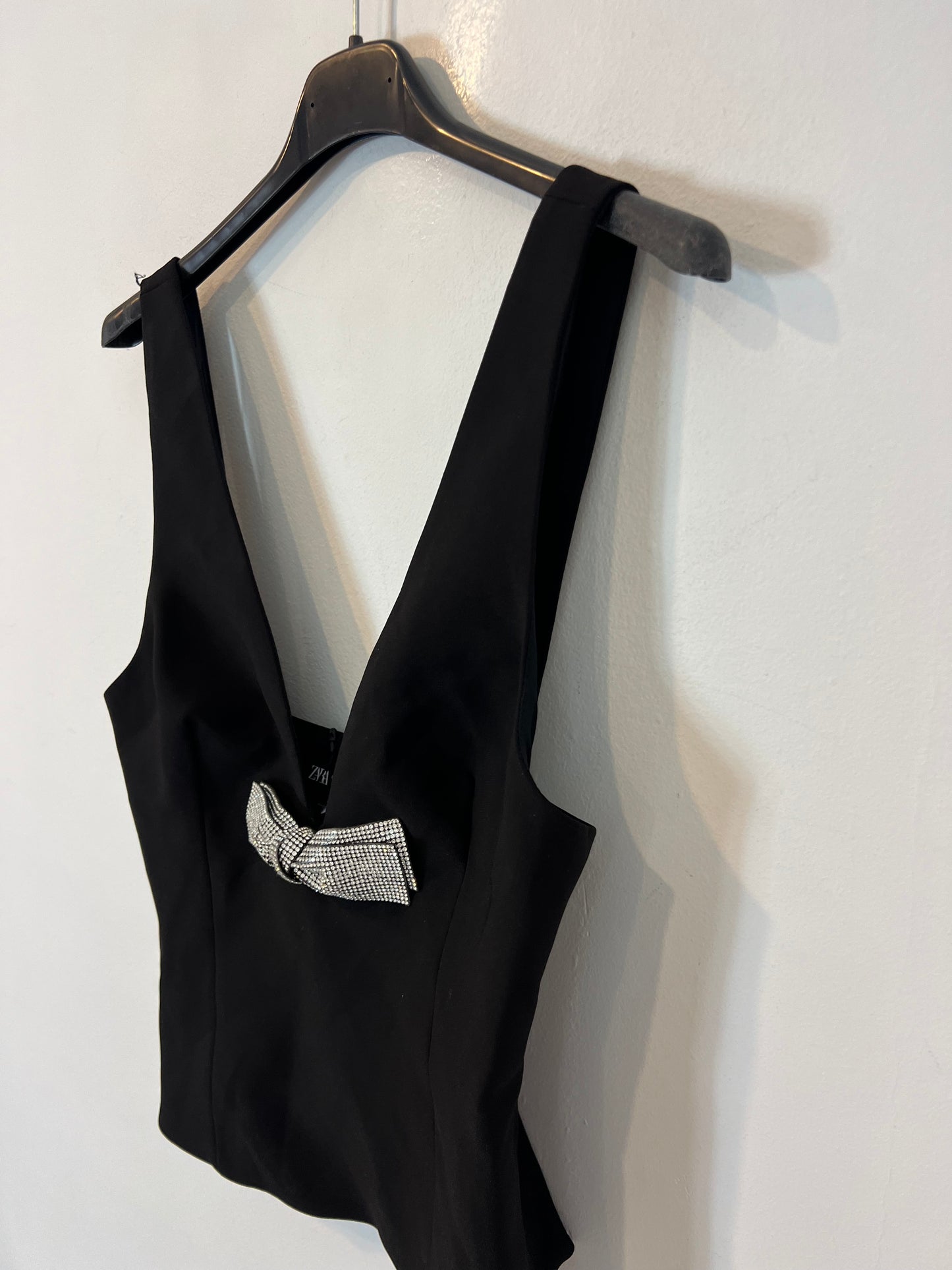 ZARA. top negro lazo pedrería. T XS