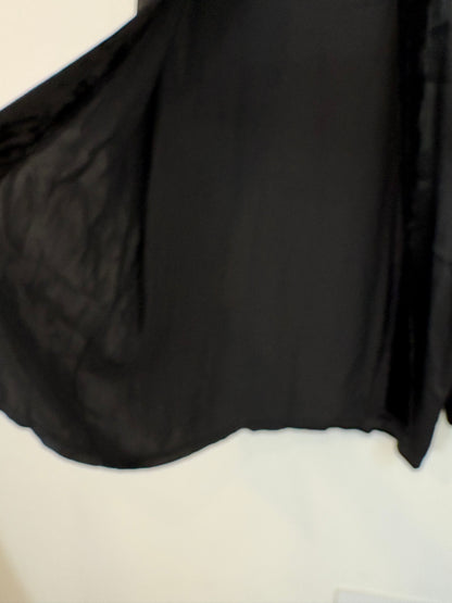 OTRAS. kimono negro detalles terciopelo