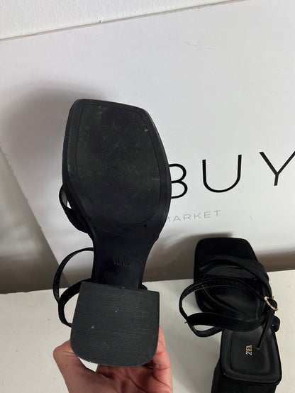 ZARA. Sandalia negra plataforma. T 39