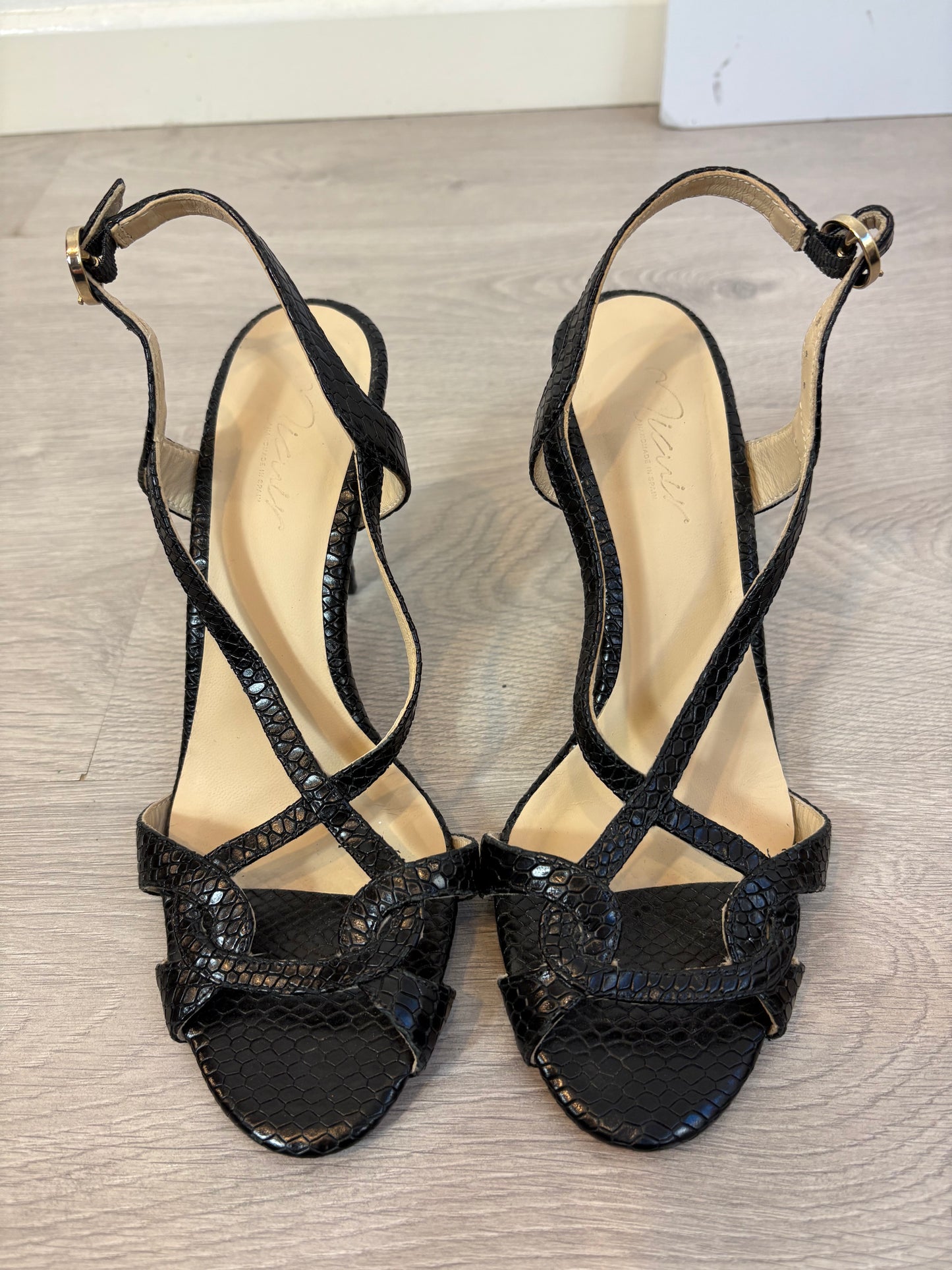 MICUIR. Sandalia negra tacón kitten