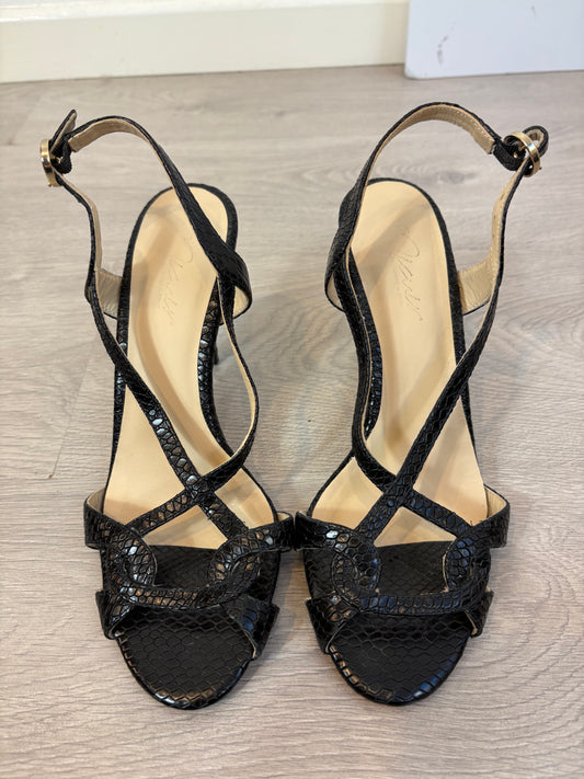 MICUIR. Sandalia negra tacón kitten