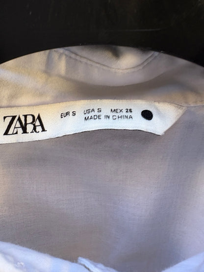 ZARA. Camisa blanca bordados