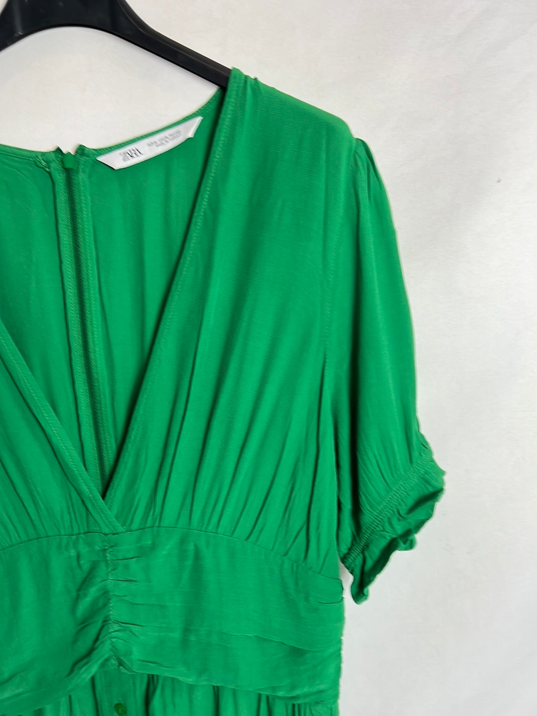 ZARA. Vestido midi verde abotonado. T M