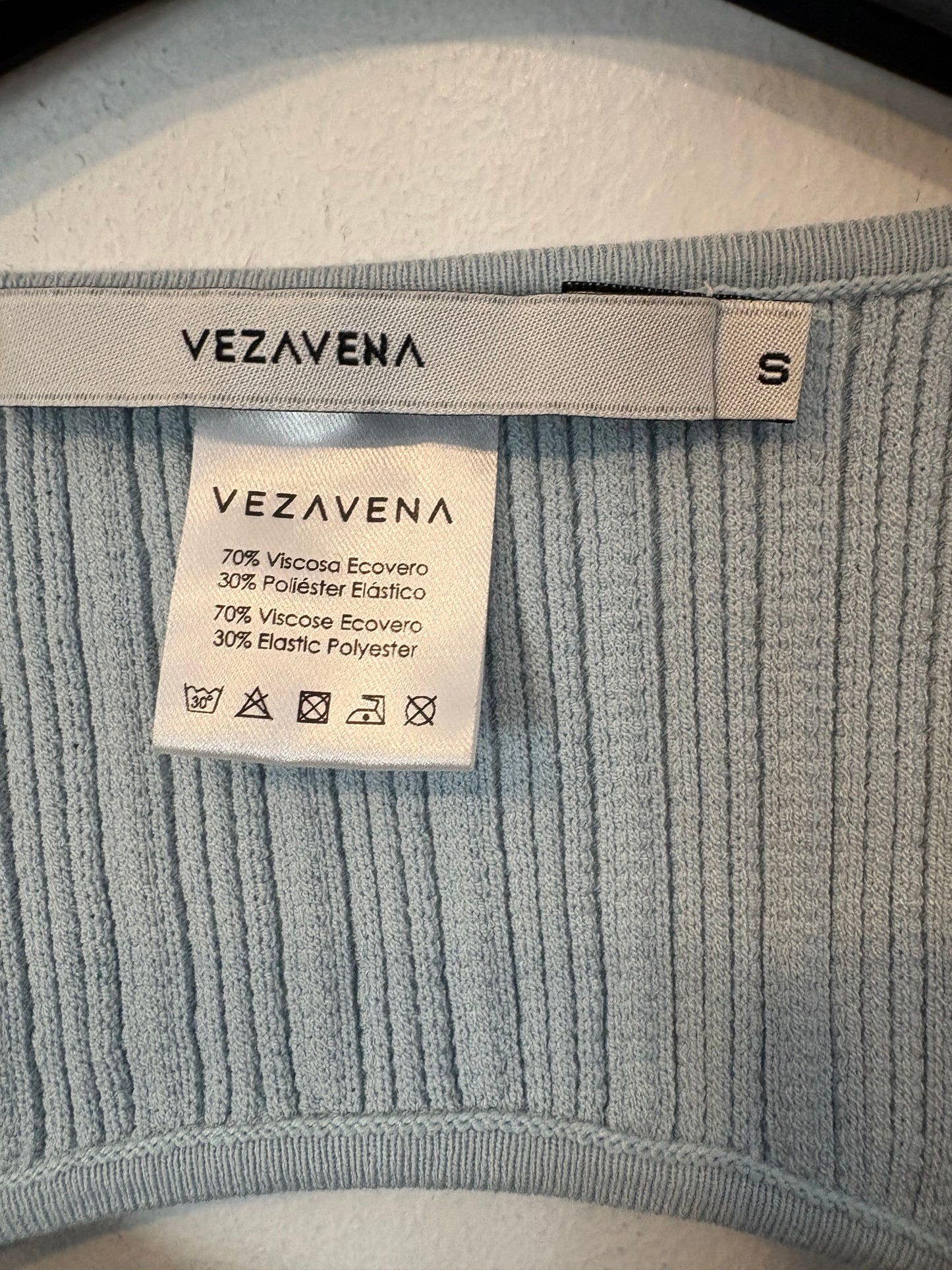 VEZAVENA. Top azul claro espalda
