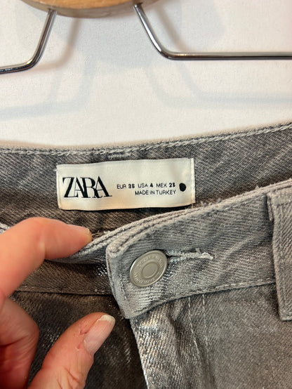 ZARA. Pantalón gris encerado T.36