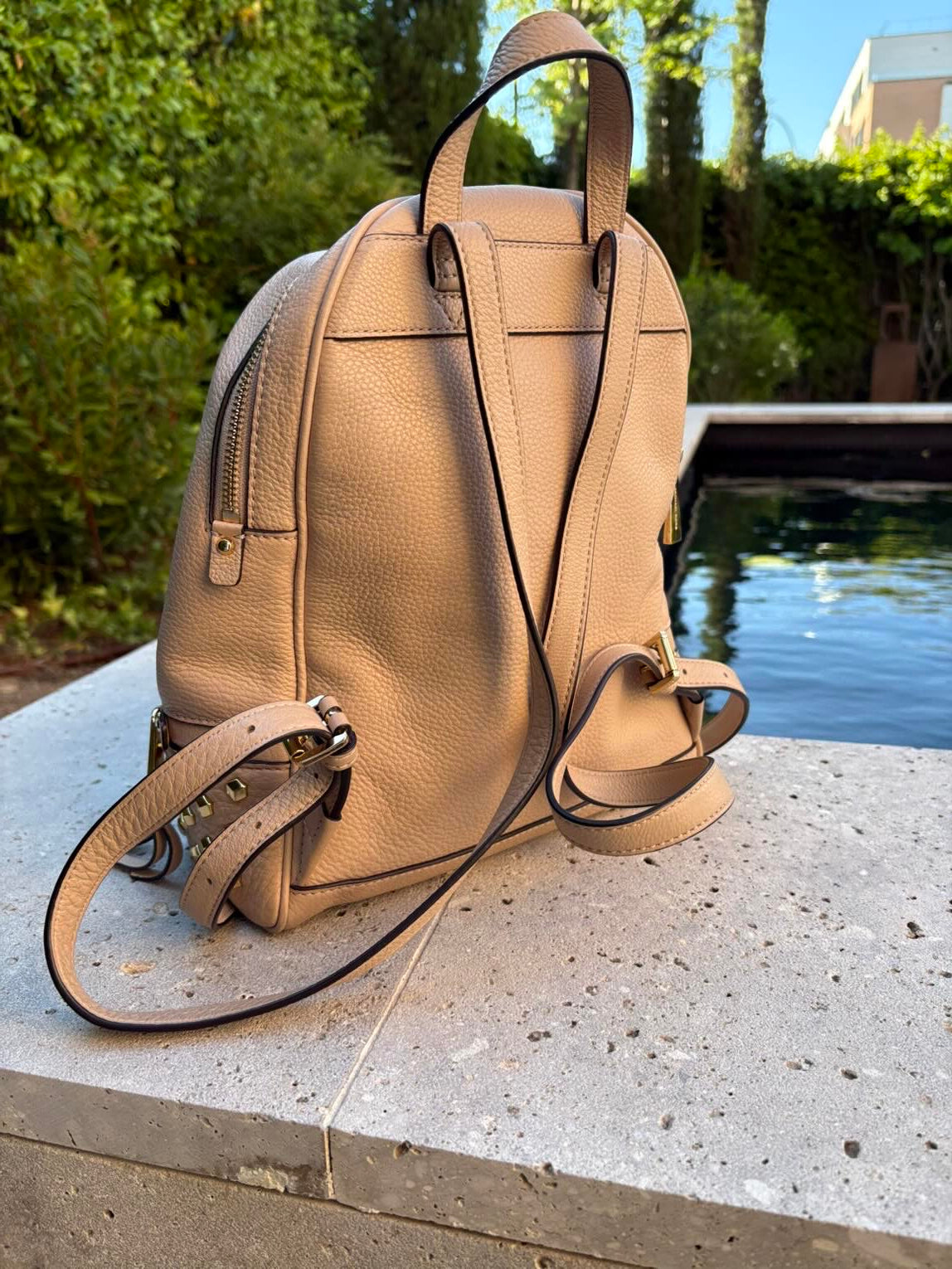 MICHAEL KORS. Mochila mediana piel tachuelas