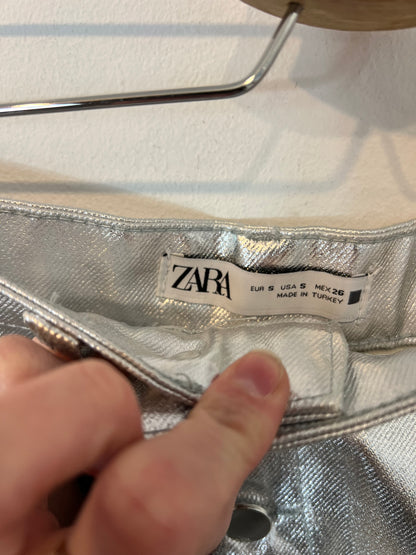 ZARA. Falda corta plateada T.s