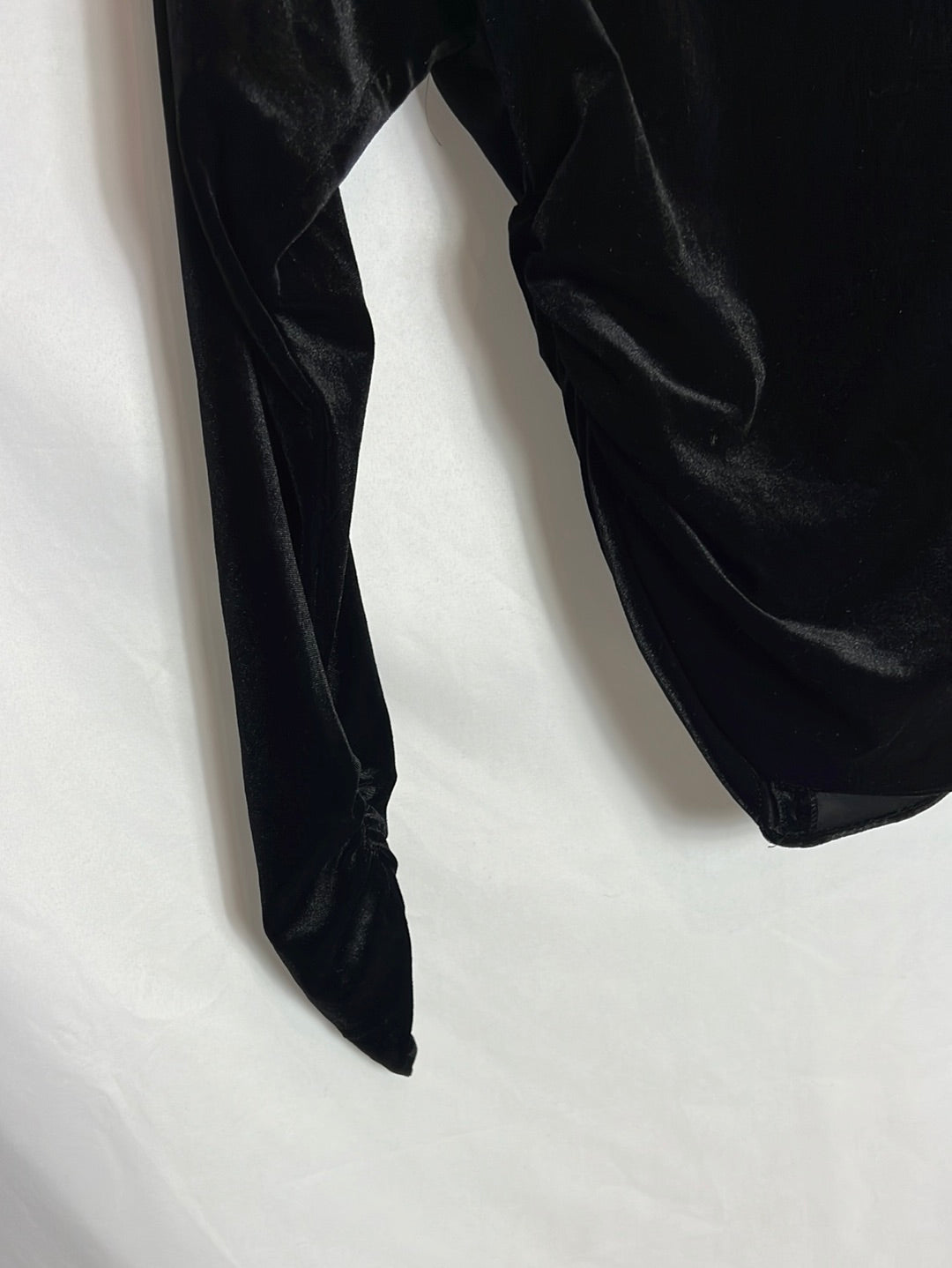 ZARA. Top terciopelo negro hombreras y fruncidos. T XS