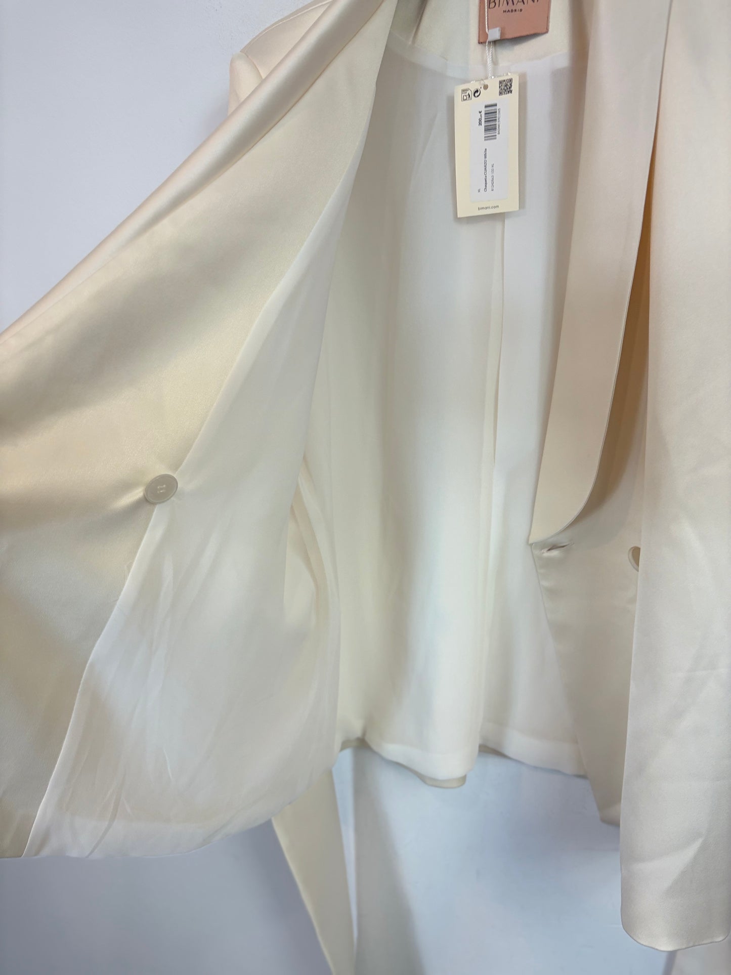 BIMANI. Traje de chaqueta marfil satinado