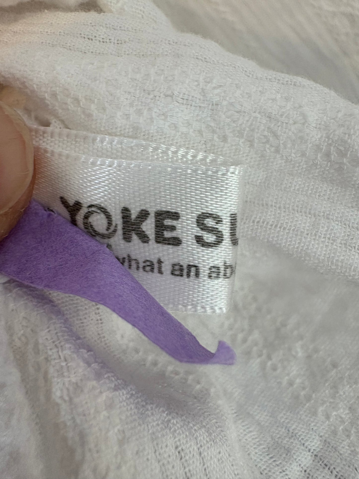 OTRAS. Blusa blanca detalla escote. T S