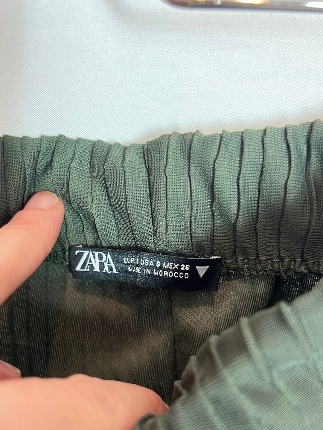 ZARA. Pantalón plisado verde. T S