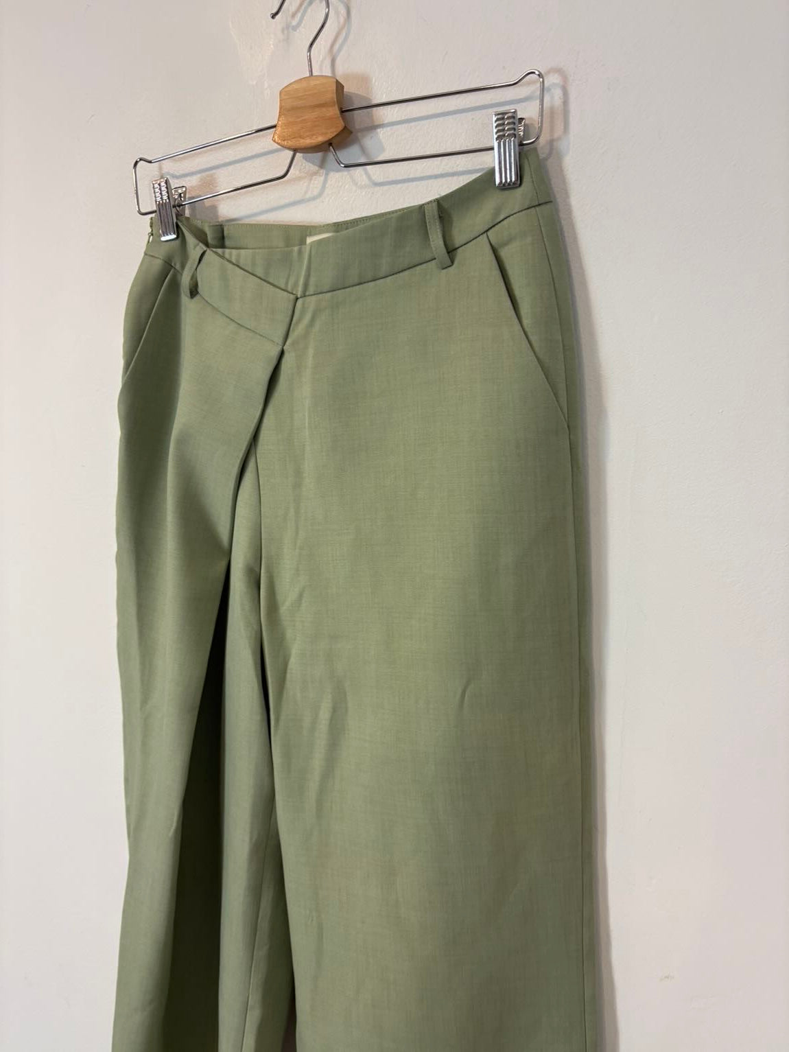 SOURCE UNKNOWN. Pantalón verde claro cruzado