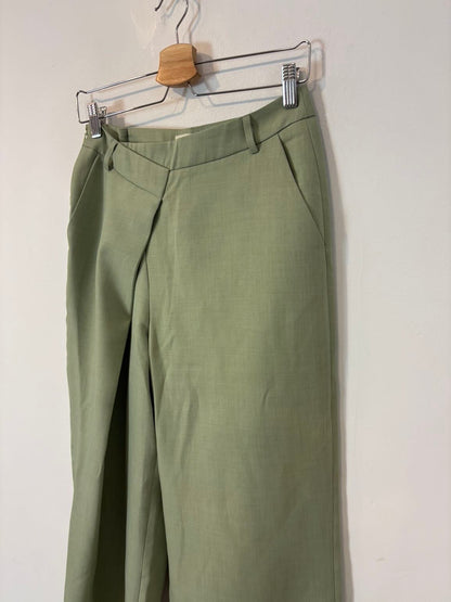 SOURCE UNKNOWN. Pantalón verde claro cruzado