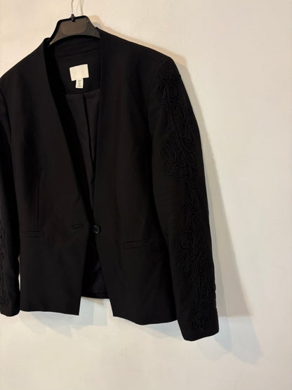 H&M. Conjunto chaqueta y pantalón negro detalles