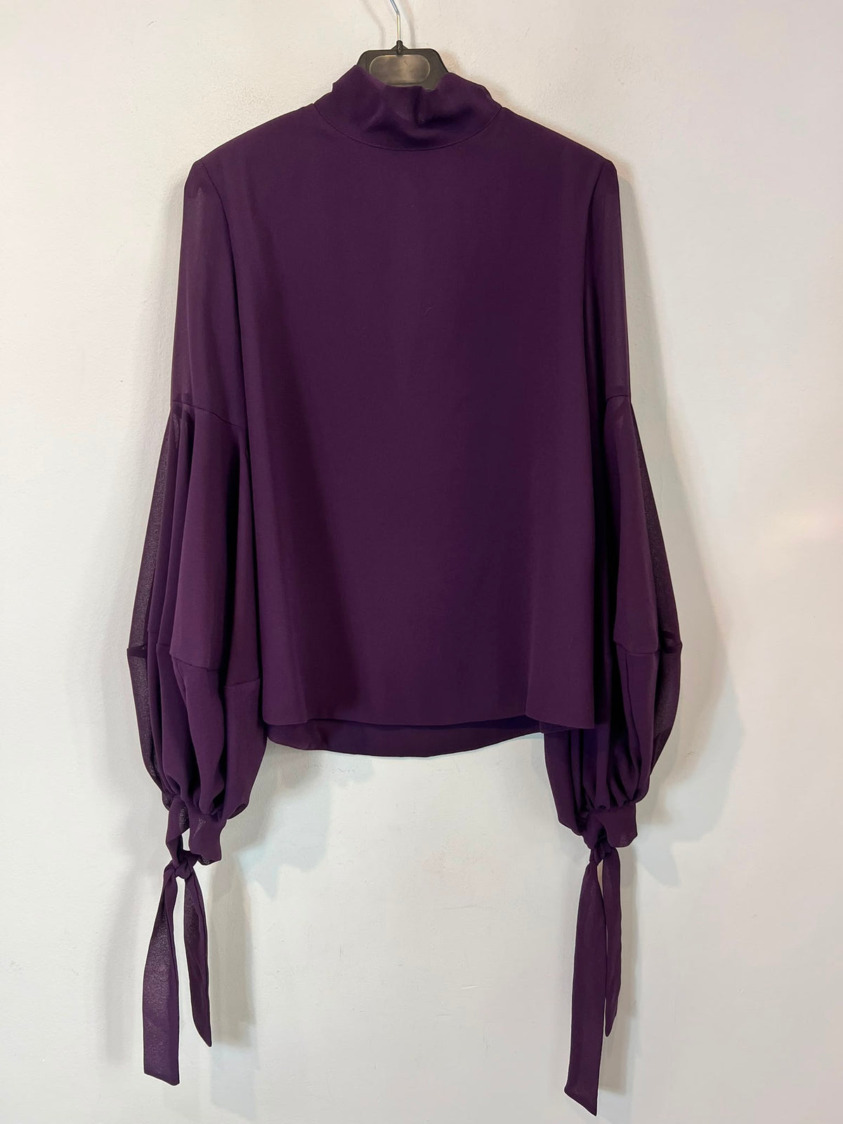 VOGANA. Blusa burdeos lazadas