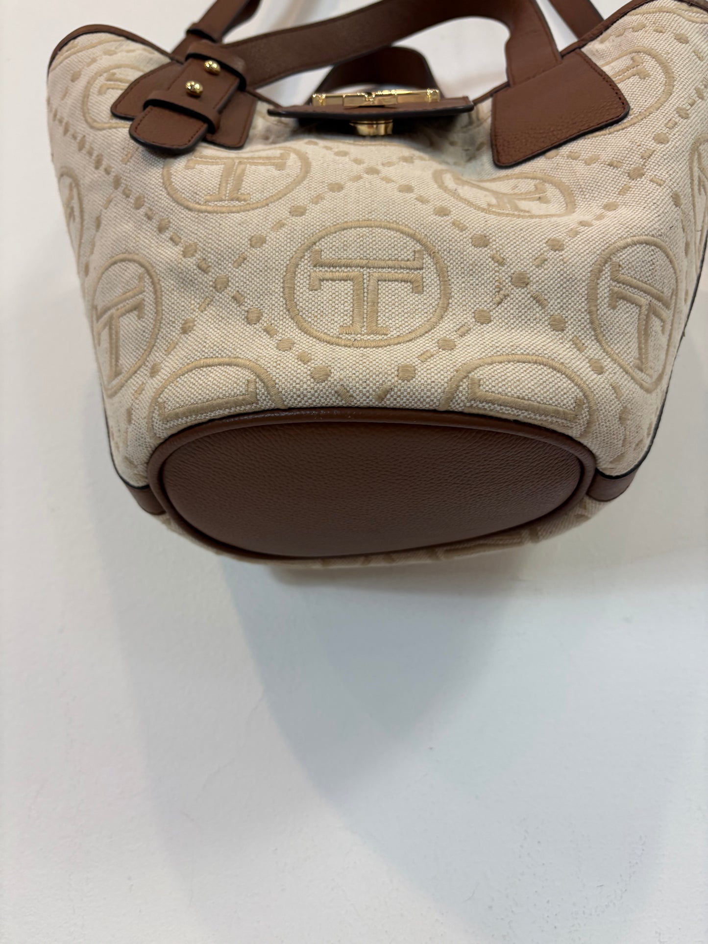 LATOUCHE. Cesta de lona y piel estampada