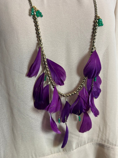 OTRAS. Collar plumas moaradas