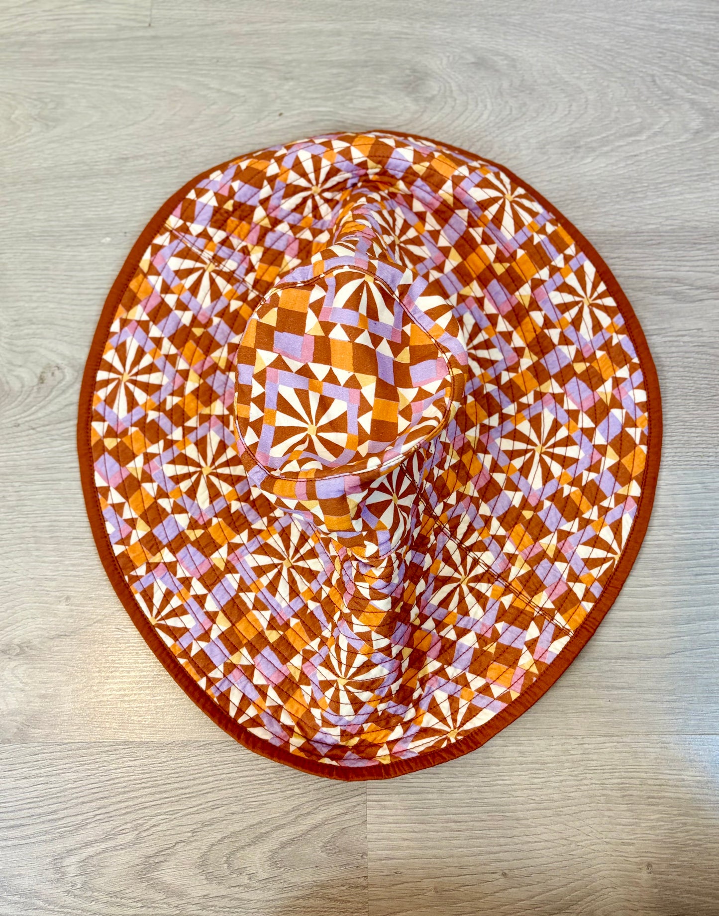 SESÚN. Sombrero de colores