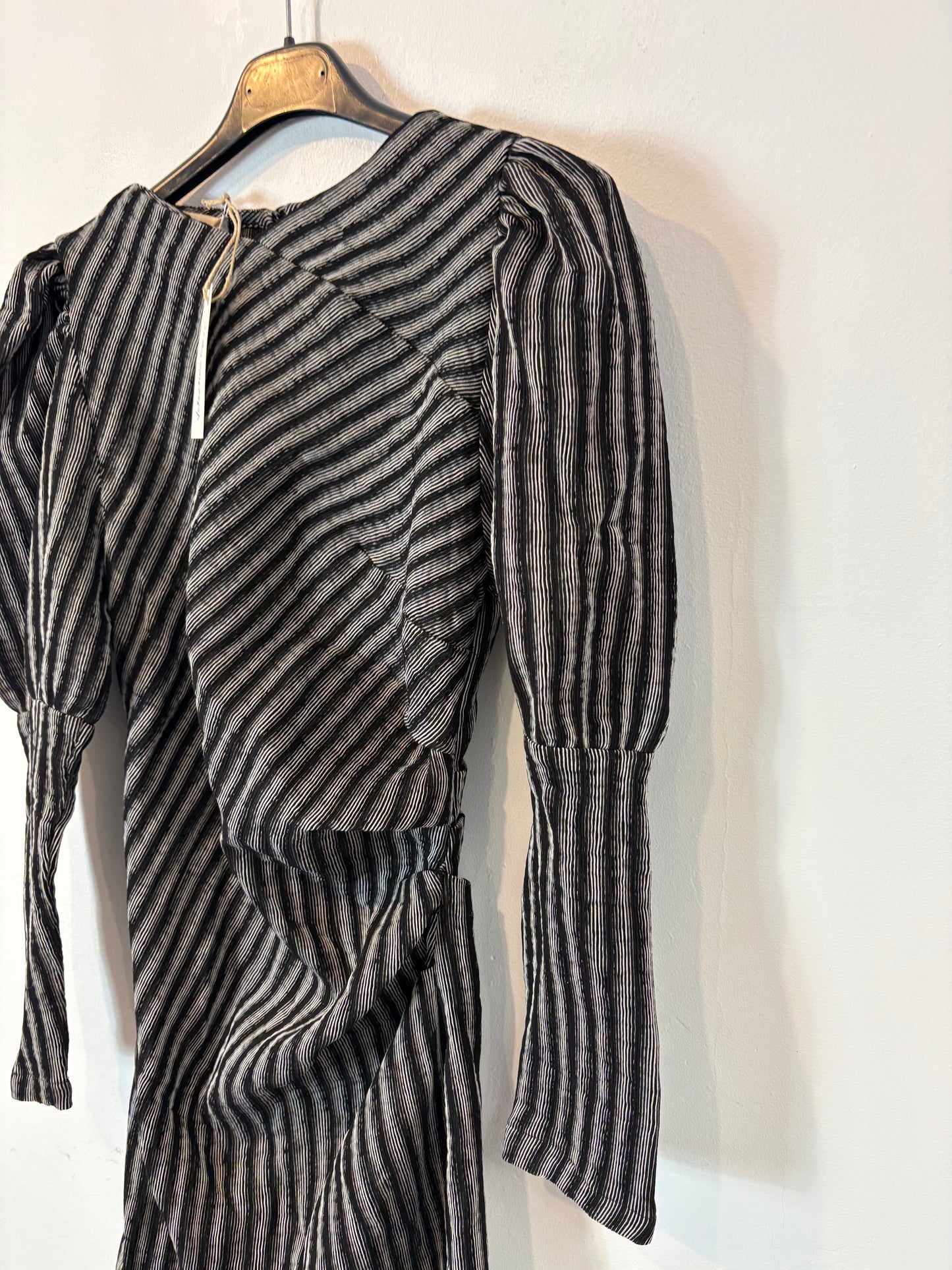 VALENTINA GARI. Vestido negro textura