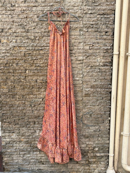 CON LUZ PROPIA. Vestido largo seda halter