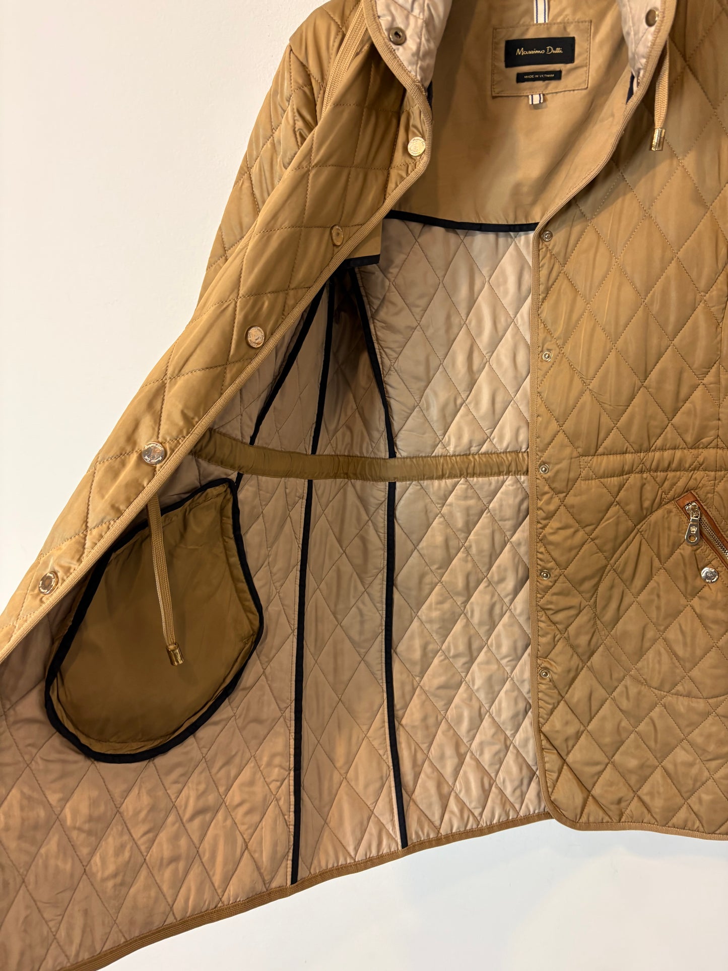 MASSIMO DUTTI. Abrigo beige guateado capucha