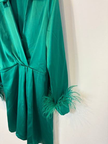 ZARA. Vestido verde satinado plumas