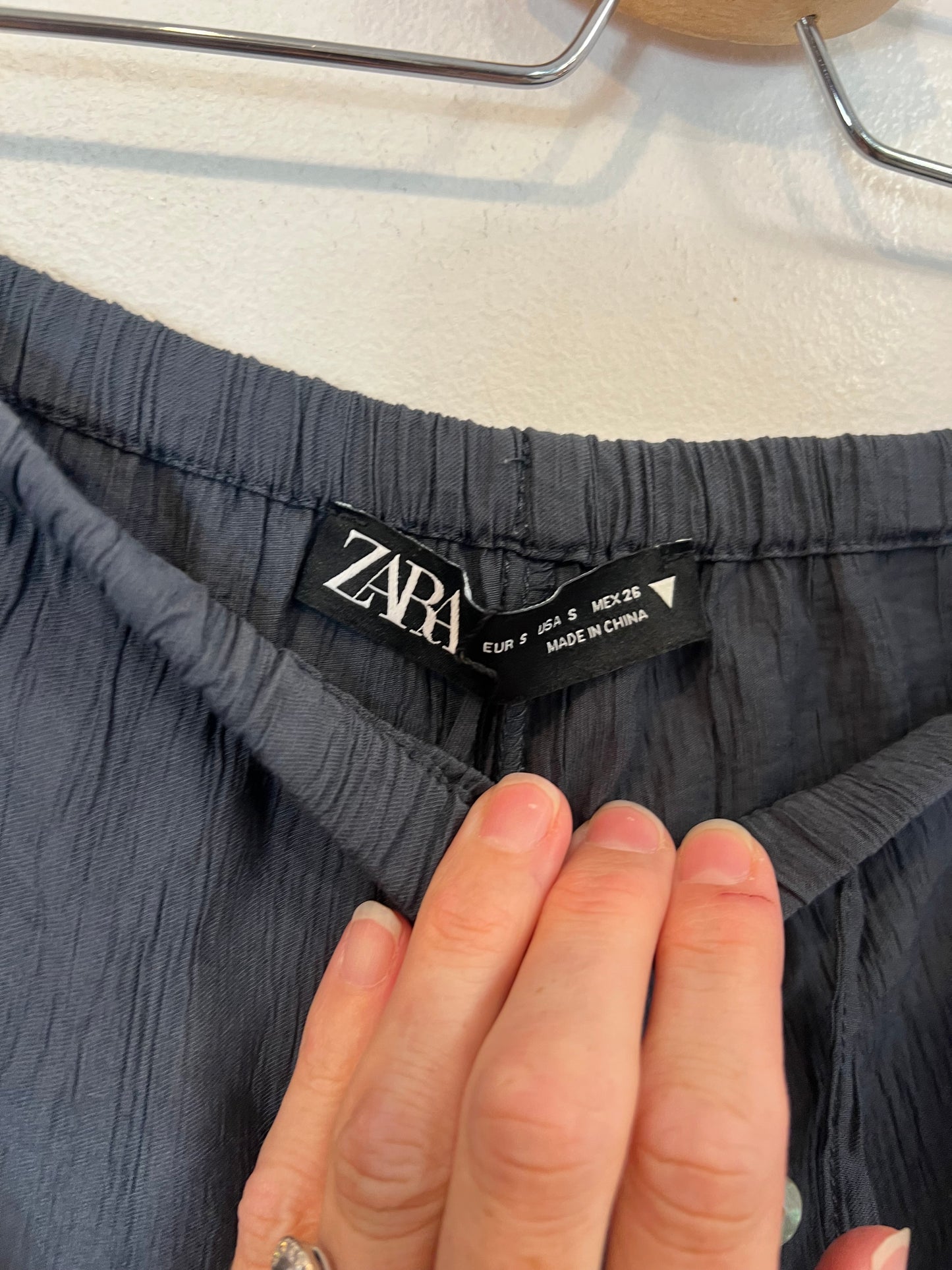 ZARA. Conjunto fluido gris blusa y shorts