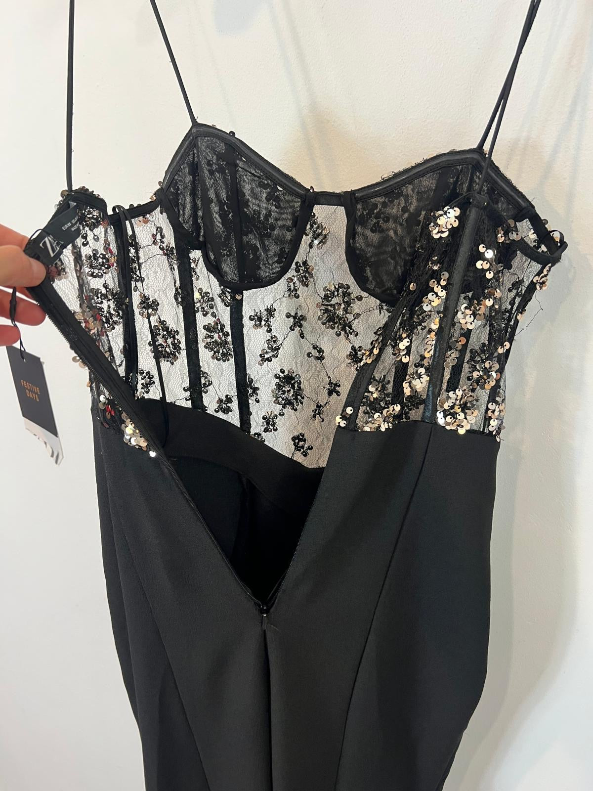 ZARA. Mono negro lentejuelas