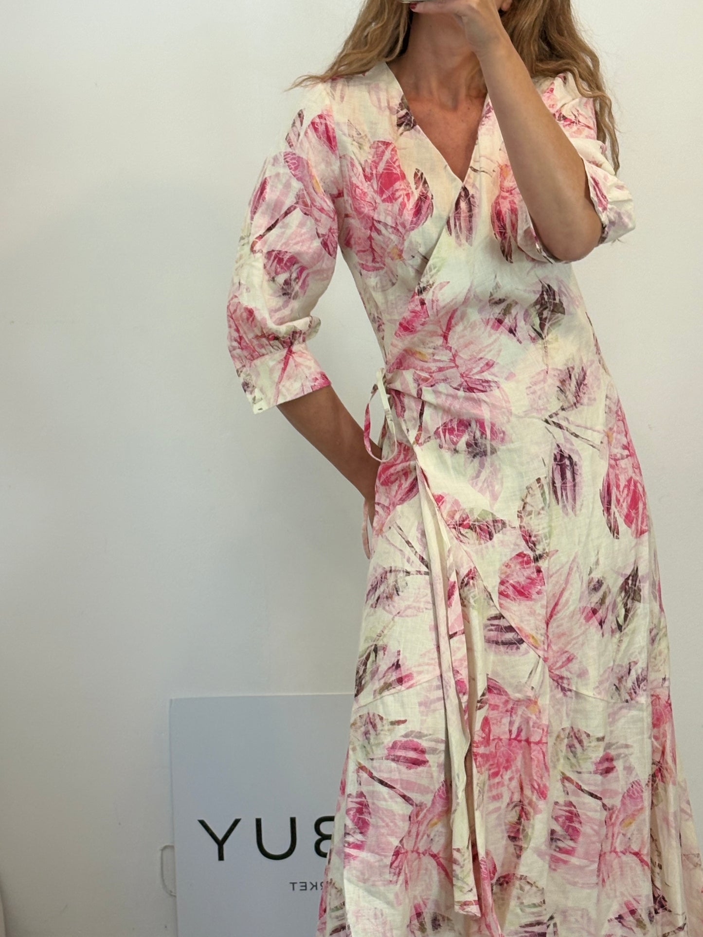 MIMOKI. Vestido lino flores cruzado