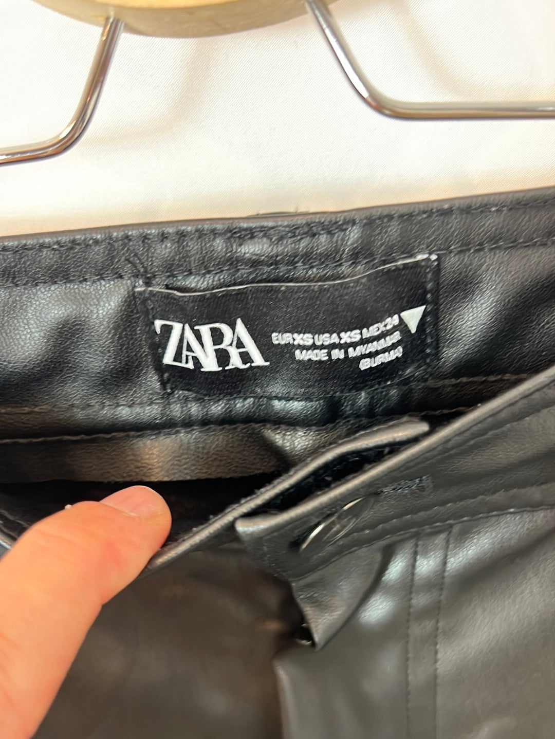 ZARA. Black faux leather trousers with slits. Size XS