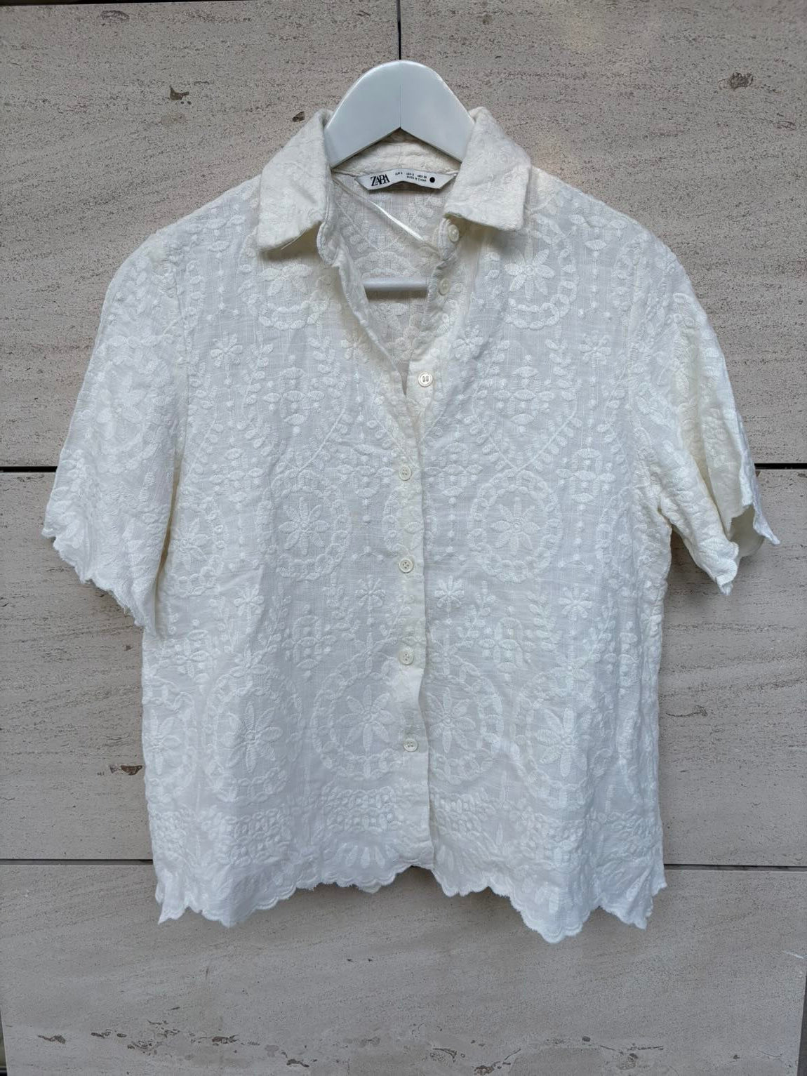 ZARA. Camisa bordados con lino