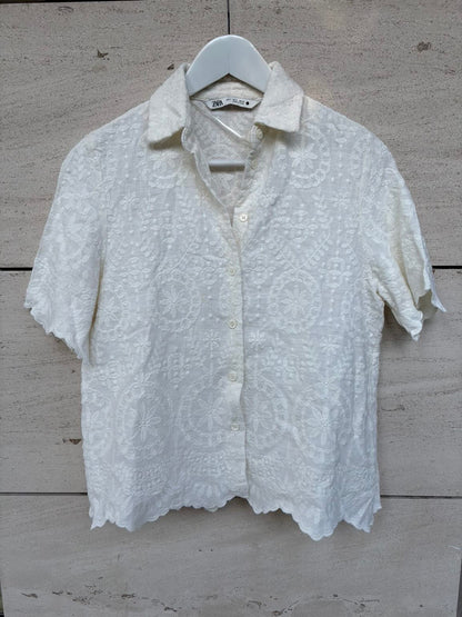 ZARA. Camisa bordados con lino