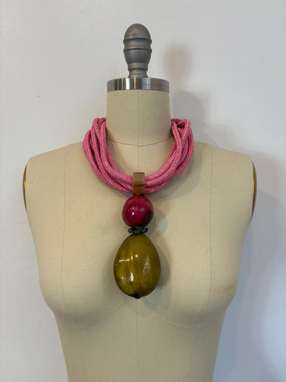 OTRAS. Collar cuerdas rosa