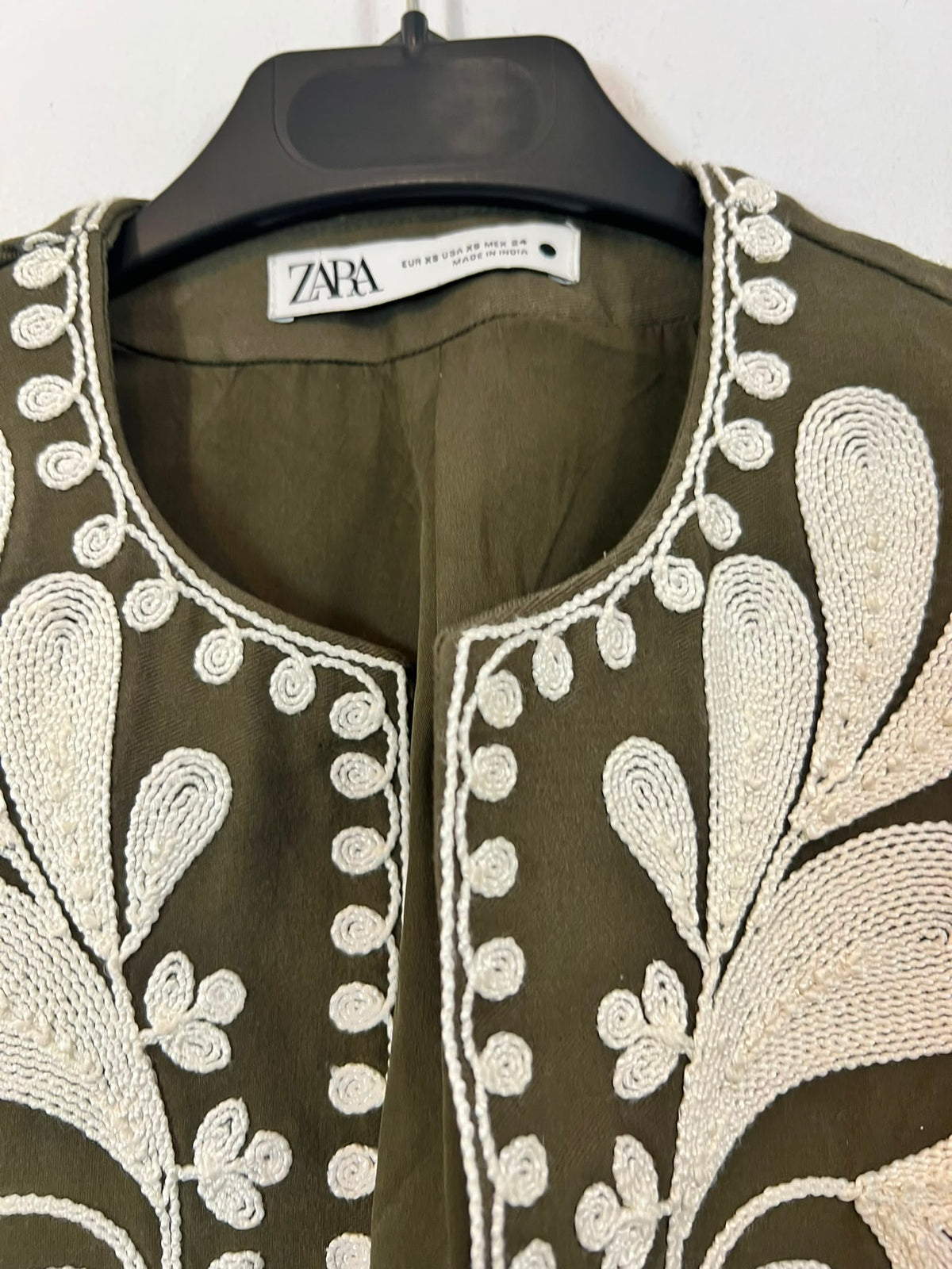 ZARA. Chaleco verde bordados