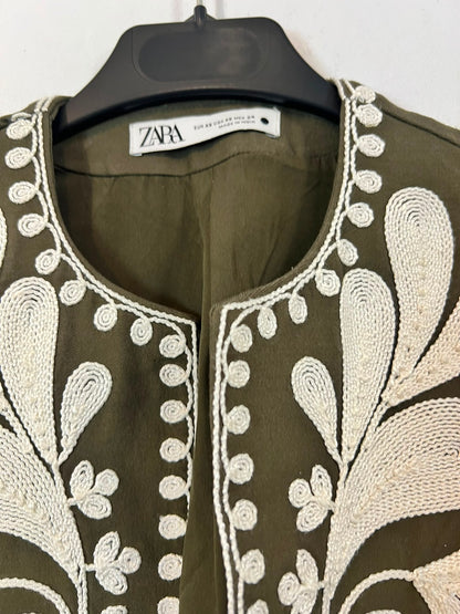 ZARA. Chaleco verde bordados