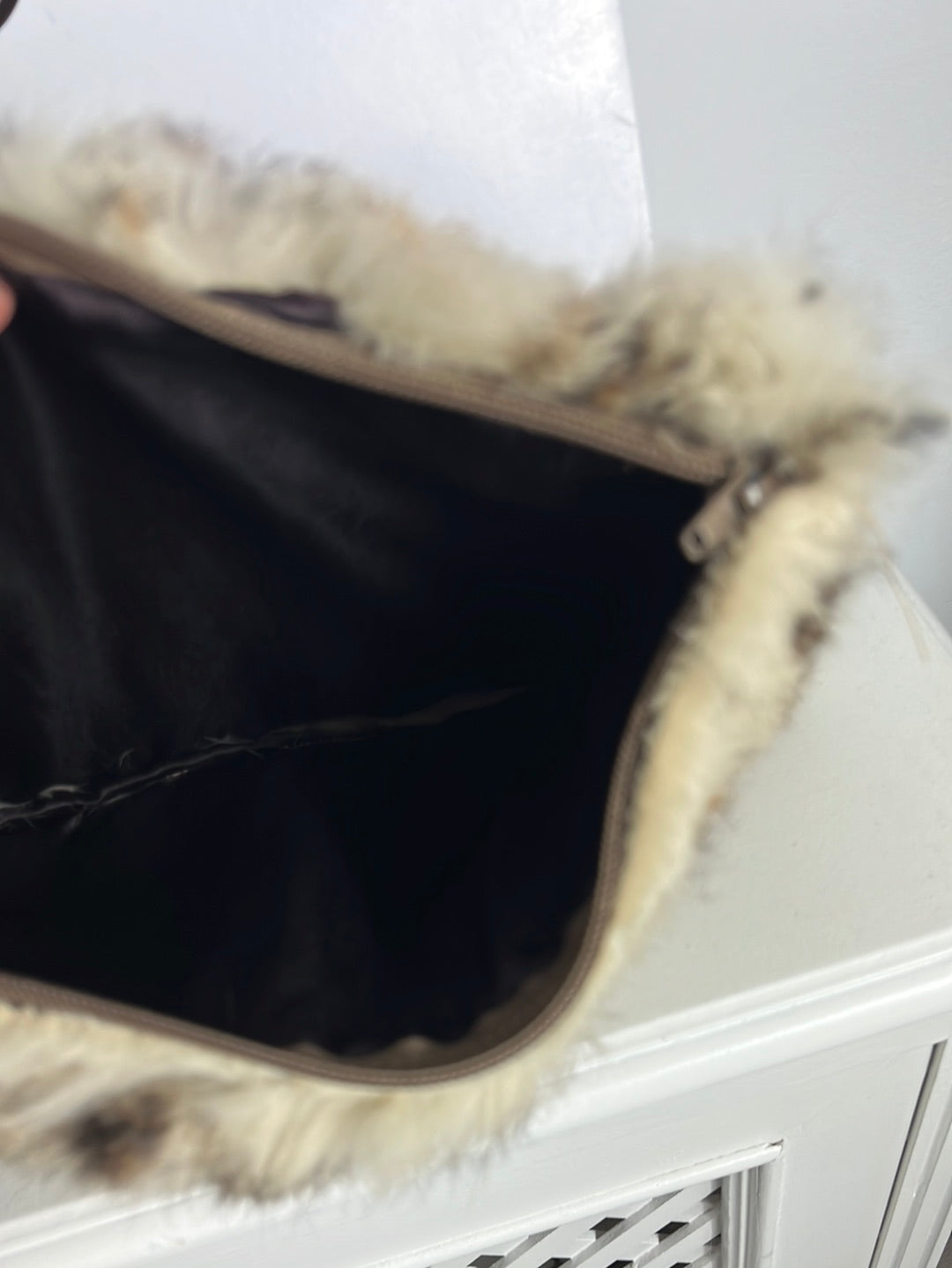 OTRAS. Bolso de mano pelo animal print