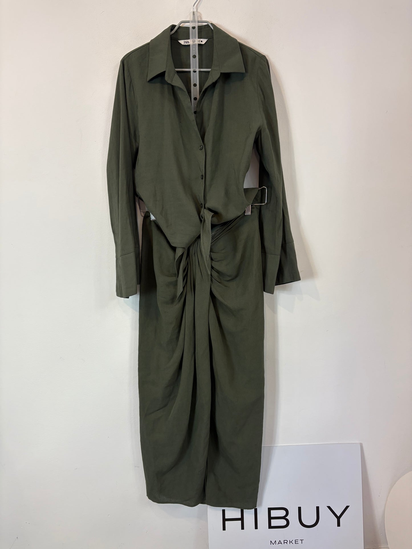 ZARA. Total look verde con lino