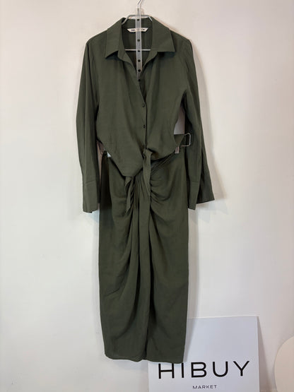 ZARA. Total look verde con lino