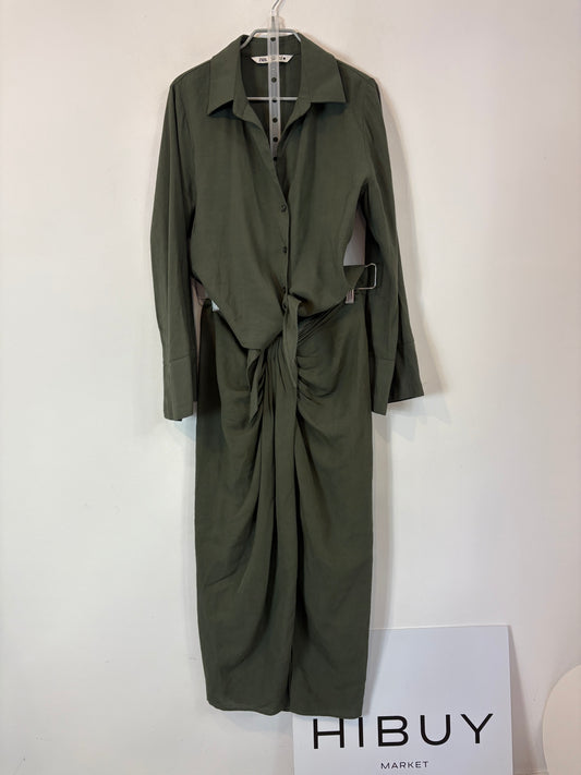 ZARA. Total look verde con lino