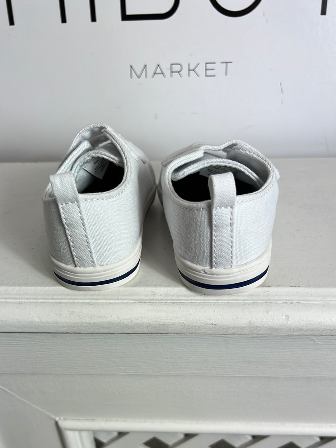 OTHERS. White velcro sneakers. Size 21