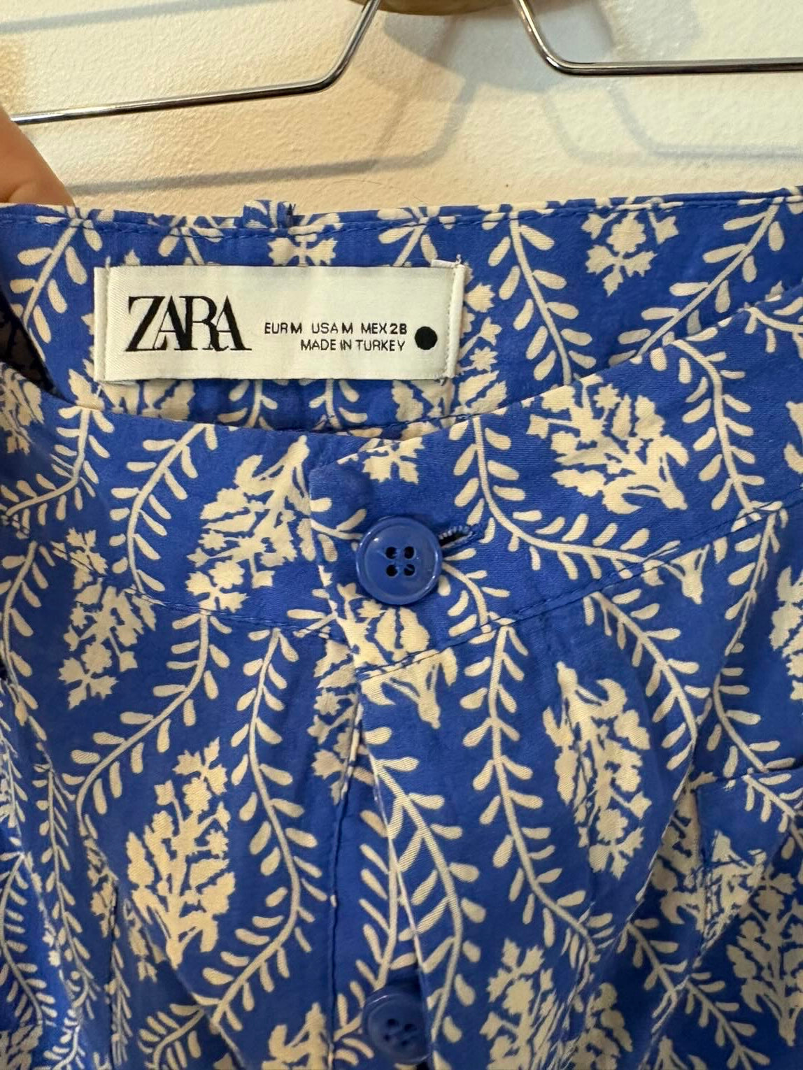 ZARA. Pantalón azul fluido abotonado