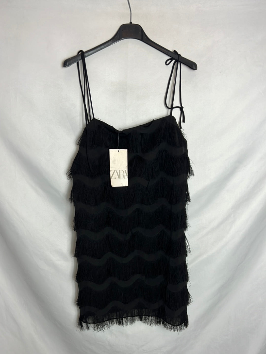 ZARA. Vestido negro  flecos T.M