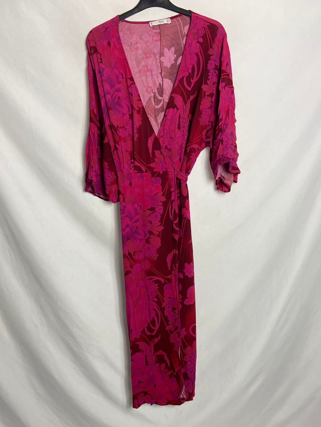 MANGO. Vestido flores rosas y rojas cruzado. T M