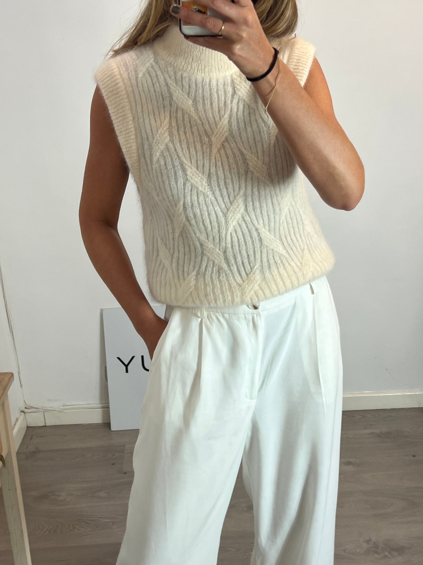 MAISON ANJE. Jersey sin mangas beige claro. T S