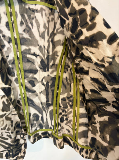 PURIFICACIÓN GARCIA. Chaqueta corta textura animal print
