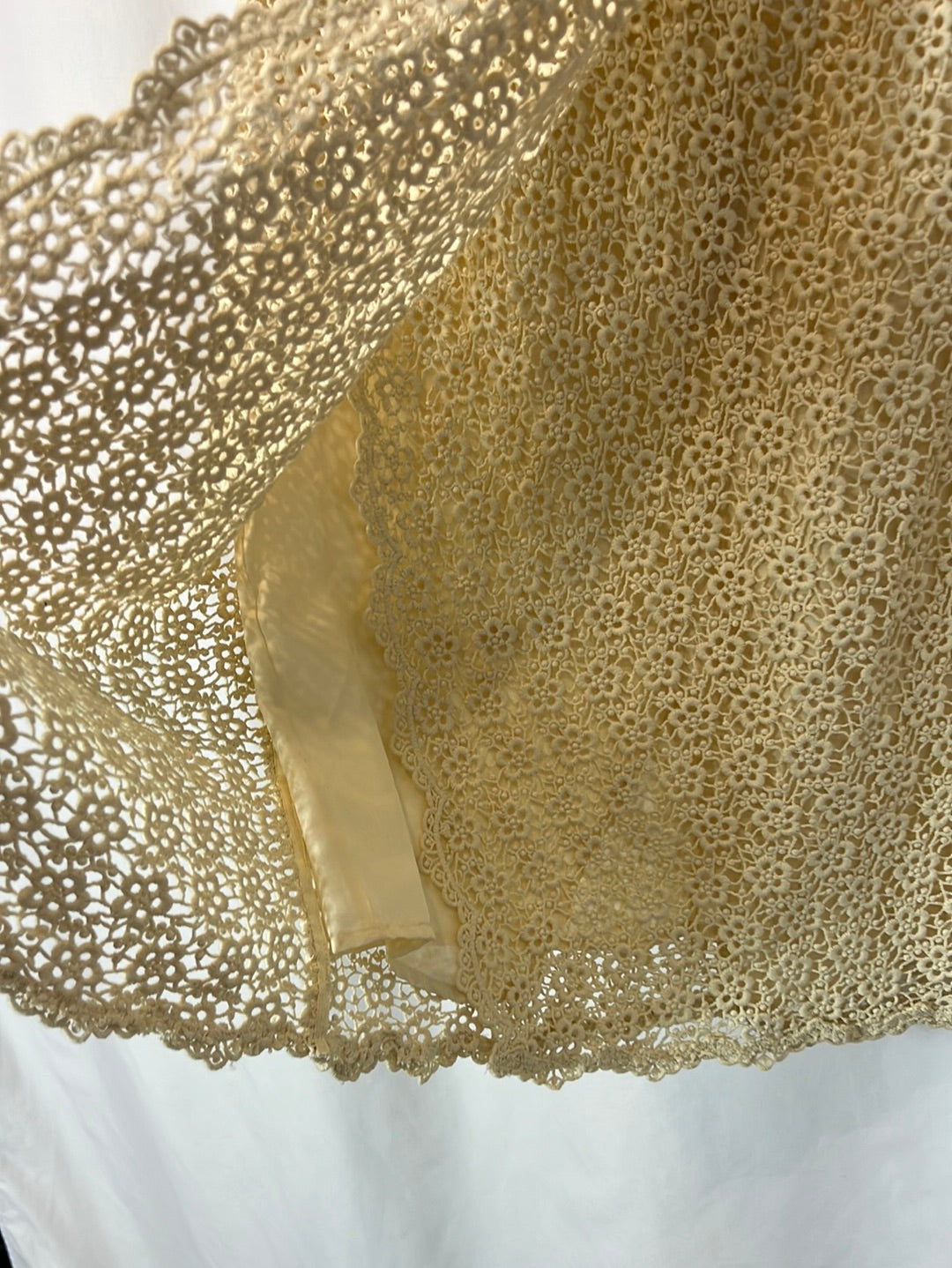 ISABEL MARANT. Falda midi beige troquelada. T 36