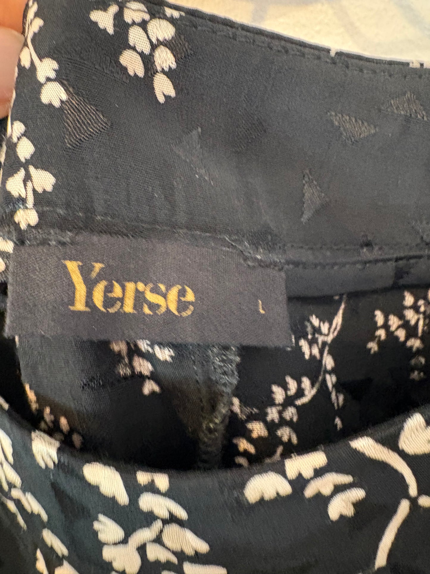 YERSE. Falda midi negra estampada asimétrica
