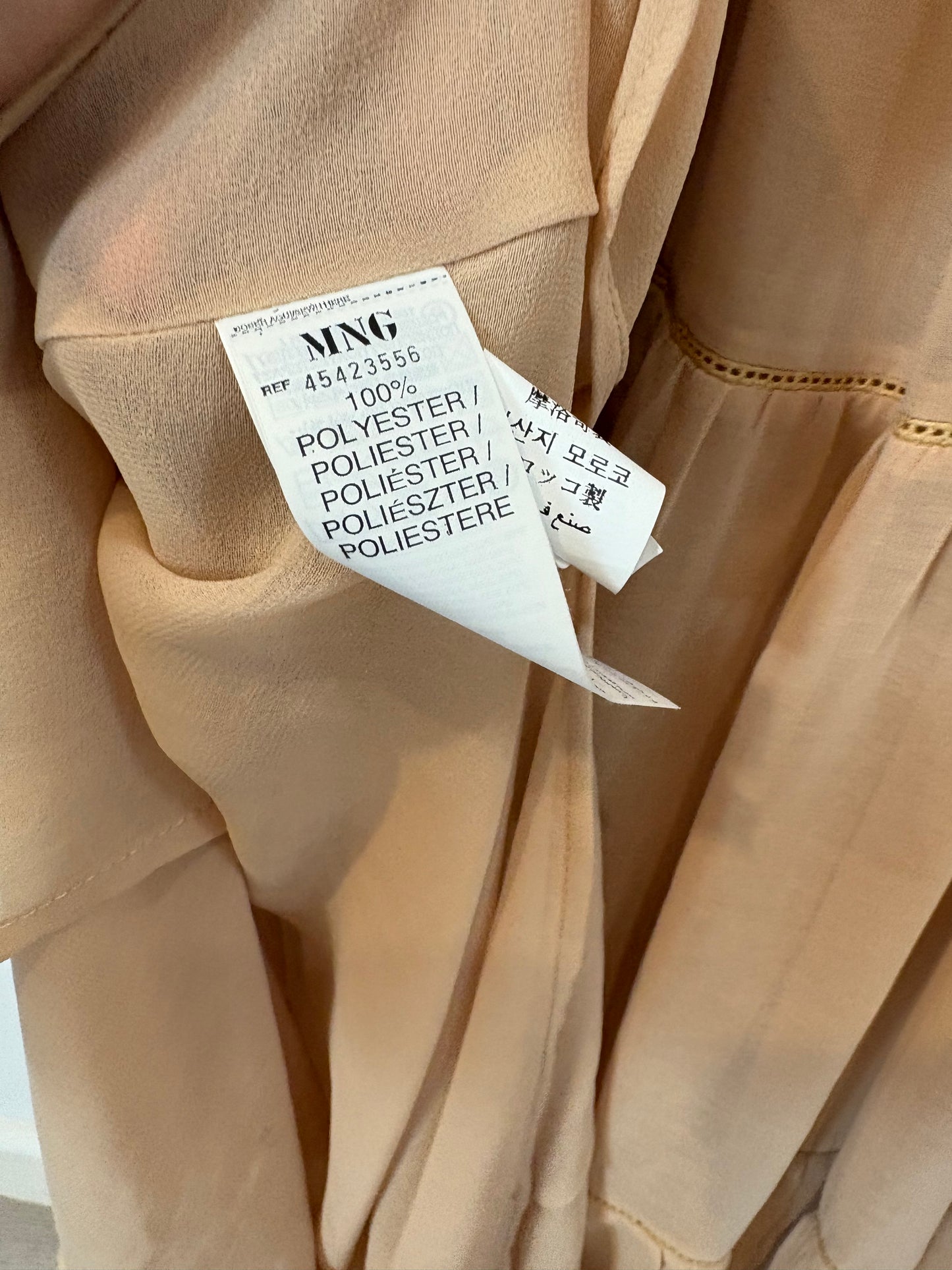 MANGO. Vestido largo vaporoso beige