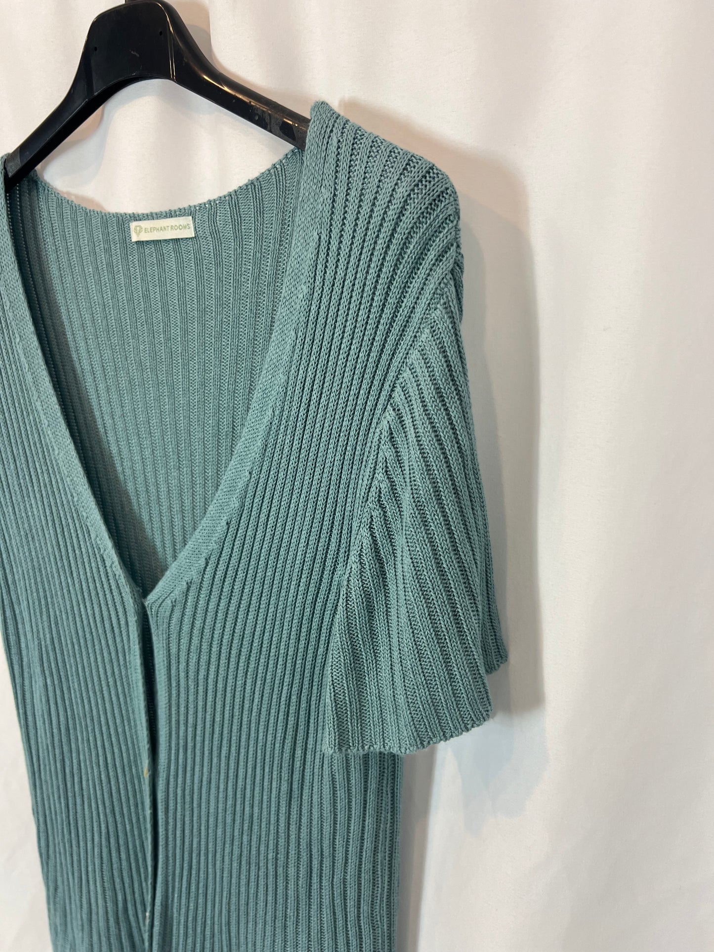 ELEPHANT ROOMS. Blue button-down ribbed top. TM