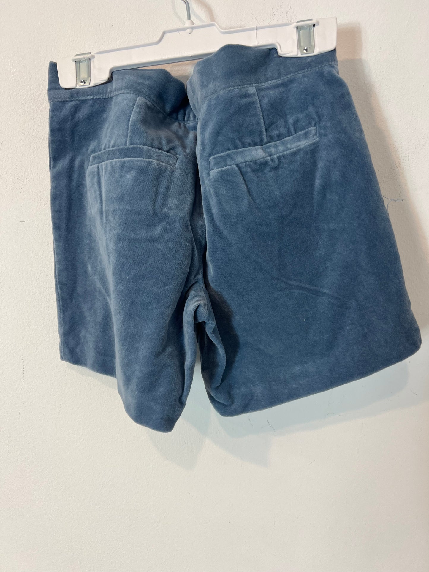 COCONUT. Pantalón textura azul con fajín. T 6 años